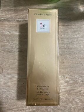 New In Box - 5th Avenue by Elizabeth Arden Moisturizing Body Lotion (6.8 fl oz)